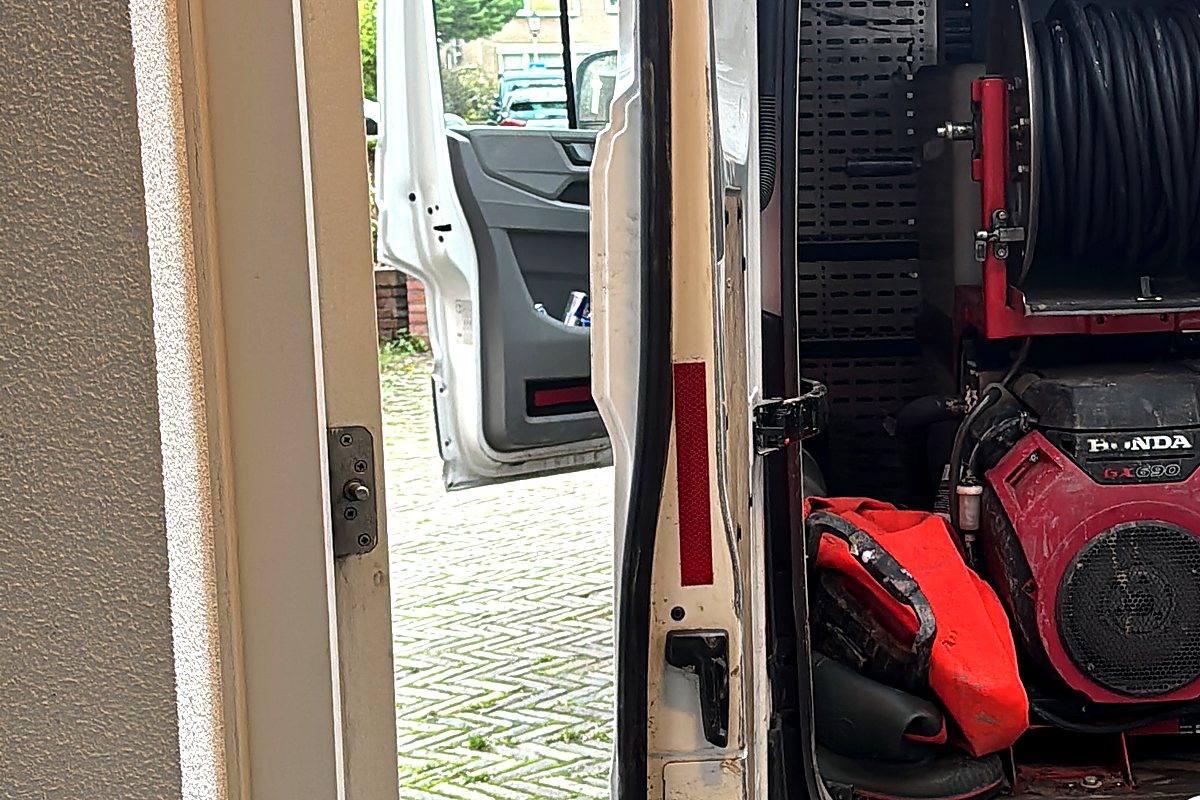 Rioolservice Ede bestelbus met professionele hogedruk rioolreiniging apparatuur