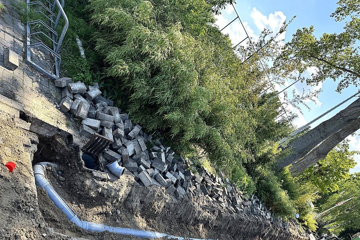 Volledige rioolvervanging buiten in Ede — grondwerk en nieuwe PVC leiding